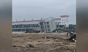 Video: Tòa nhà 3 tầng đổ sập xuống sông ở Trung Quốc