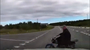 Video: Xe hơi chạy tốc độ cao, tông văng xe máy bay xa chục mét