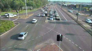 Video: Xe bán tải lao như bay qua giao lộ ở Australia