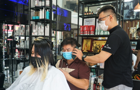 Ảnh: Salon tóc ở Đà Nẵng làm việc xuyên trưa, điện thoại đặt lịch ‘cháy’ máy