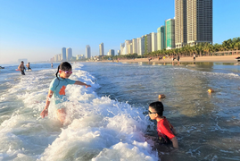 Ảnh: Người Đà Nẵng thỏa thích ra biển sau những ngày cấm tắm