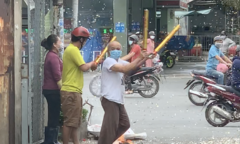 Người Sài Gòn vỡ oà, bắn pháo giấy ăn mừng chốt trong nội thành được dỡ bỏ