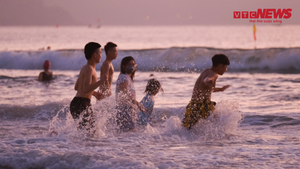 Video: Người Đà Nẵng tắm biển, tập thể dục sau hơn 2 tháng giãn cách