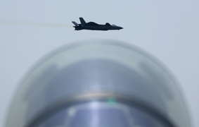 Tướng Trung Quốc thách Mỹ 'so găng' trên trời