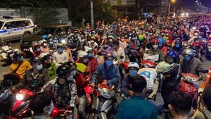 Video: Dòng người từ TP.HCM đổ về quê trong đêm 30/9