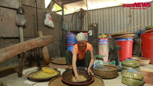 Video: Về thăm gia đình 4 thế hệ ‘thổi hồn’ vào cốm Hà Nội