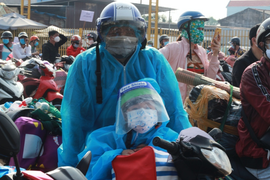 Vạ vật chờ đợi ở cửa ngõ TP.HCM suốt đêm, người dân vỡ oà vì được hỗ trợ về quê