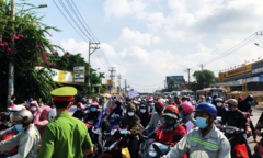 Ảnh: Người dân vạ vật ở chốt cửa ngõ TP.HCM chờ được về quê