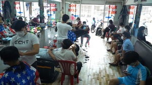 Video: Người Sài Gòn xếp hàng chờ cắt tóc trong ngày đầu nới lỏng giãn cách