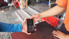 TP.HCM: Đường phố đông đúc trở lại, siêu thị ngày đầu áp dụng thẻ xanh COVID-19