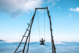 Ngồi xích đu ngắm biển mây độ cao trên 2000m: View sống ảo có 1-0-2 ở Tây Bắc