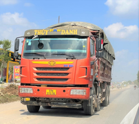 Ảnh: Xe dấu hiệu quá khổ, quá tải tung hoành trên quốc lộ 7 ở Nghệ An 