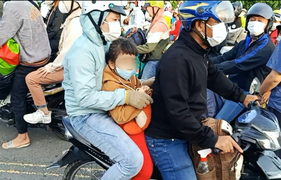 Đồng Nai: Hàng ngàn người đổ về quê tự phát bằng xe máy, mang theo cả con nhỏ