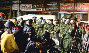 Bình Dương: Quân đội, công an vận động người về quê tự phát ở lại 