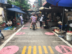 Video: Khu chợ đầu tiên 'kẻ vạch, phân luồng' phòng COVID-19 ở Hà Nội