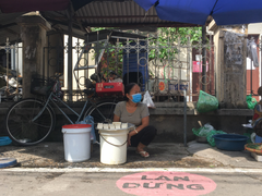 Ảnh: Chợ dân sinh đầu tiên ở Hà Nội vẽ ô, kẻ vạch, phân luồng giao thông