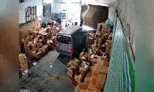 Video: Gió mạnh thổi tung cửa nhà kho ở Trung Quốc