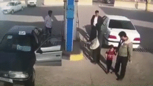 Video: Kinh hoàng khoảnh khắc xe hơi phát nổ ở trạm xăng