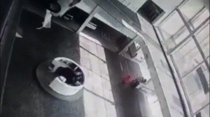 Video: Xe hơi lao xuống từ tầng lửng showroom, đè trúng hai người