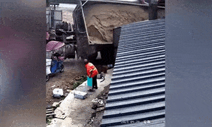 Video: Xe tải chở cát lật nghiêng cuốn trôi công nhân ở Trung Quốc