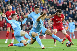 Salah ghi siêu phẩm, Liverpool chia điểm kịch tính với Man City