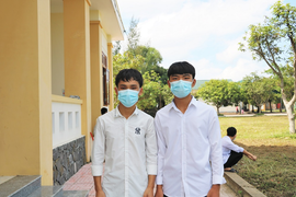 Đôi bạn mồ côi ở Hà Tĩnh nhận học bổng từ Đại học Huế