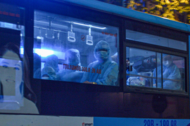 Hà Nội: Xuyên đêm đưa 150 người ở Bệnh viện Việt Đức đi cách ly