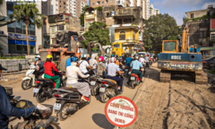 Hà Nội: Công nhân chia nhau làm 3 ca trên 'con đường đau khổ' Vũ Trọng Phụng