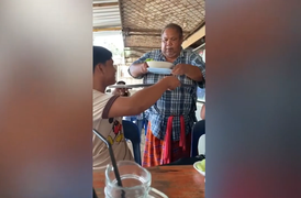 Khách ngơ ngác khi bị chủ quán chơi khăm