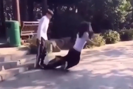 Gã đàn ông giẫm váy người đẹp để tranh nhặt tiền rơi