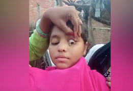 Video: Kinh ngạc thiếu nữ khóc ra 'đá' ở Ấn Độ