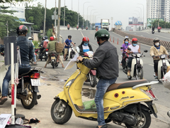 Nhiều người phải quay xe trong ngày đầu được từ TP.HCM đi 4 tỉnh lân cận