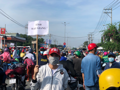 Người dân ùn ùn kéo về quê, TP.HCM thiếu lao động trầm trọng