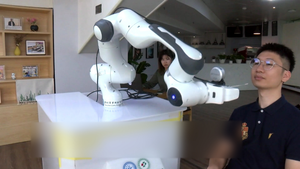 Video: Cận cảnh robot lấy mẫu xét nghiệm COVID-19 ở Trung Quốc