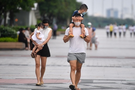 Bộ Y tế: Hạn chế cho trẻ chưa tiêm vaccine ra ngoài