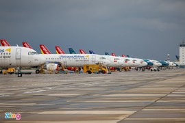 Dàn máy bay xếp hàng tại Tân Sơn Nhất chờ ngày cất cánh