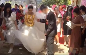 Cô dâu đeo 60 kg vàng trên cổ, khách lo lắng hỏi 'em có đau vai không?'