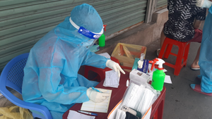 Khởi tố 3 người tấn công nhân viên y tế lấy mẫu xét nghiệm ở TP.HCM