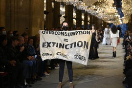 Video: Người phụ nữ cầm băng rôn, chen ngang sàn catwalk Louis Vuitton