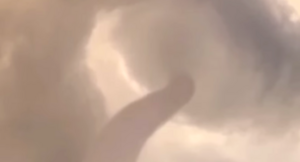 Vòi rồng xuất hiện cùng lúc với cầu vồng trên biển Cửa Lò, Nghệ An