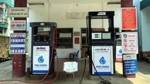 Đặt biển 'về ăn cơm', cửa hàng xăng dầu bị phạt 10 triệu đồng
