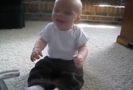 Clip vui: Em bé cười nắc nẻ khi bị chọc