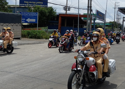 Người dân ùn ùn đổ về miền Tây: Một số tỉnh miễn phí xét nghiệm, cách ly