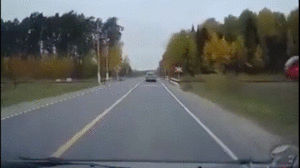 Video: Xe hơi bị tàu hỏa tông văng khi đi qua đường ray