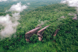 Choáng ngợp trước thiên nhiên kỳ vĩ ở đỉnh núi ‘cá voi’ hơn 75 triệu năm