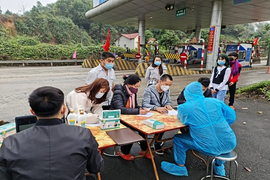 3 người đi xe máy về từ Bình Dương về Lào Cai mắc COVID-19