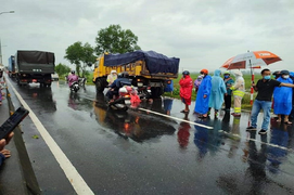 Chạy xe máy về quê tránh dịch, hai người thương vong sau cú đâm vào đuôi xe tải 