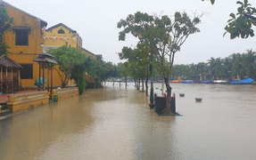 Quảng Nam: Miền núi sạt lở chia cắt, nước bủa vây phố cổ Hội An