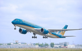 Thị trường tuần qua: Đường bay nội địa khởi động, vốn đầu tư công 'ế ẩm'