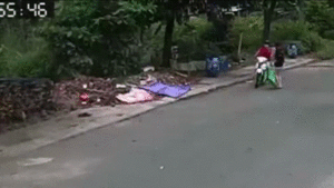 Video: Đang đi bộ sang đường, cô gái bị giật phăng dây chuyền